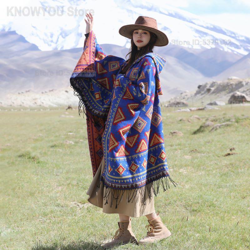 Ethnic Fashion Photography - Damesmantel in etnische stijl met capuchon,